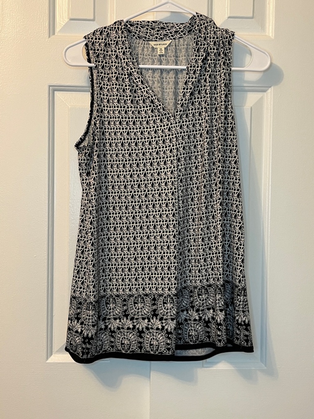 Max Studio Sleeveless Blouse Tank Blue White Geometric Design V Neck Size XS